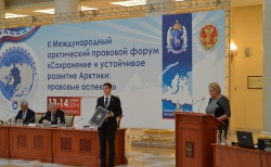 Ямальцы передали в дар Президентской библиотеке уникальное издание «Русские кругосветные путешествия от Крузенштерна до «Седова»